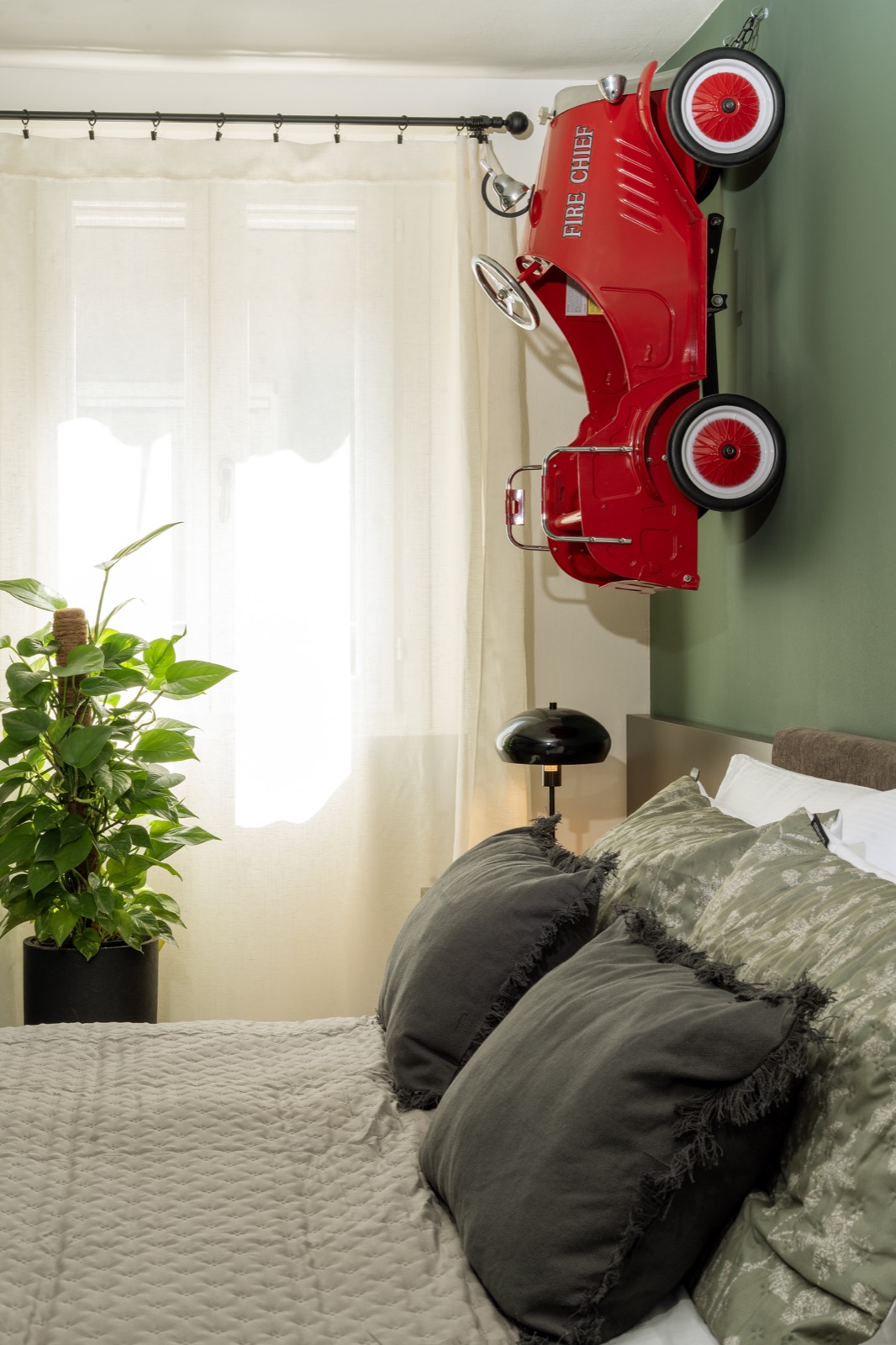 La scrivania della Hombre Suite con la lampada