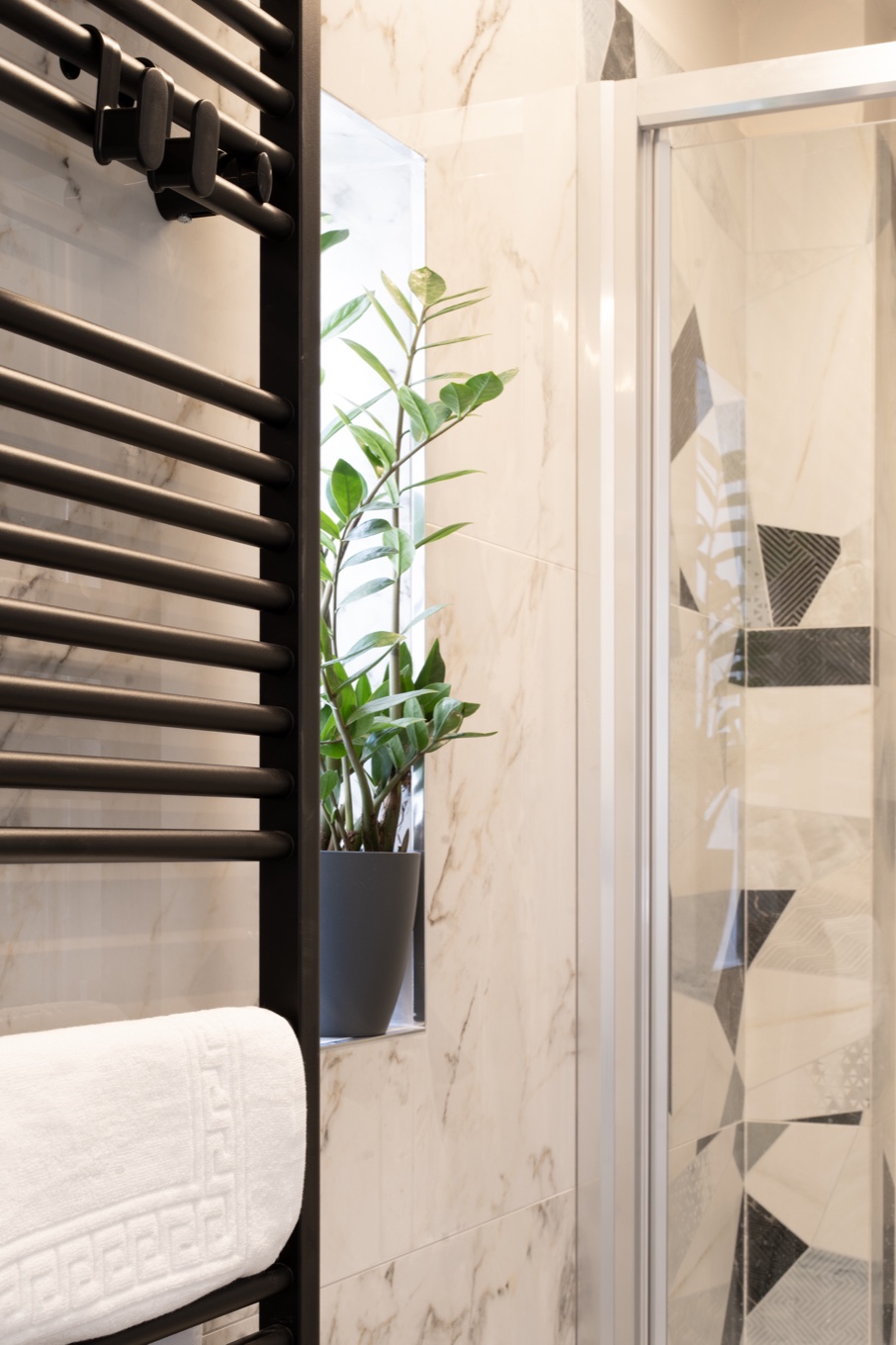 Il bagno della Grasparossa Suite in marmo bianco
