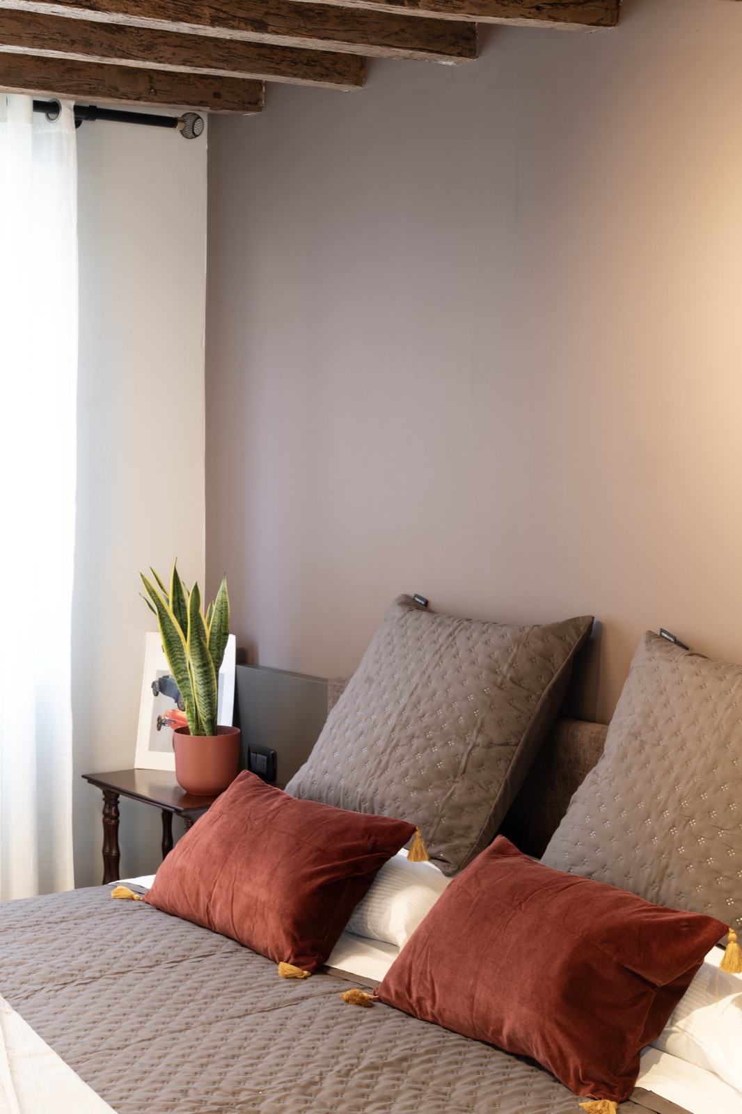 Il letto della Grasparossa Suite con il soffitto a vista