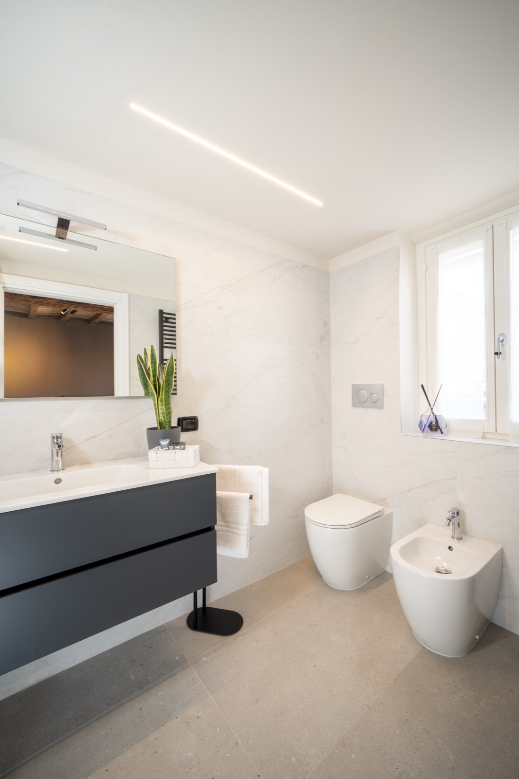 Il dettaglio degli asciugamani e degli accessori da bagno