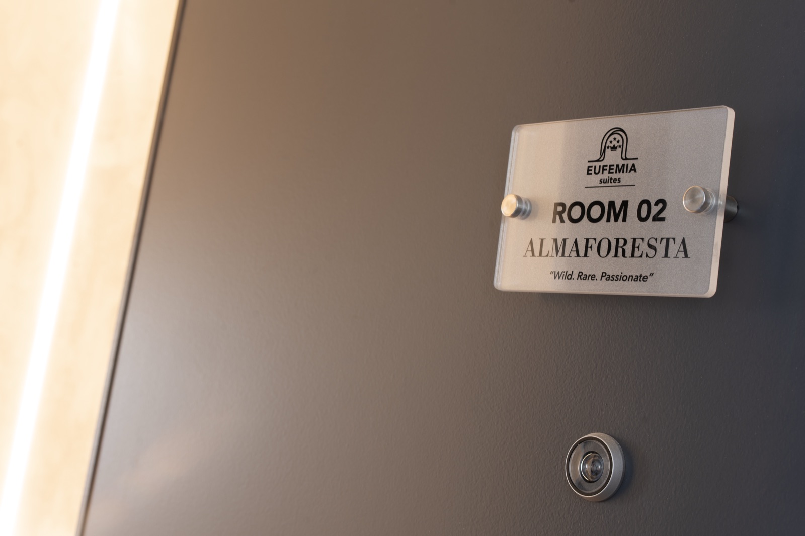 La targhetta della porta: Room 02, Almaforesta