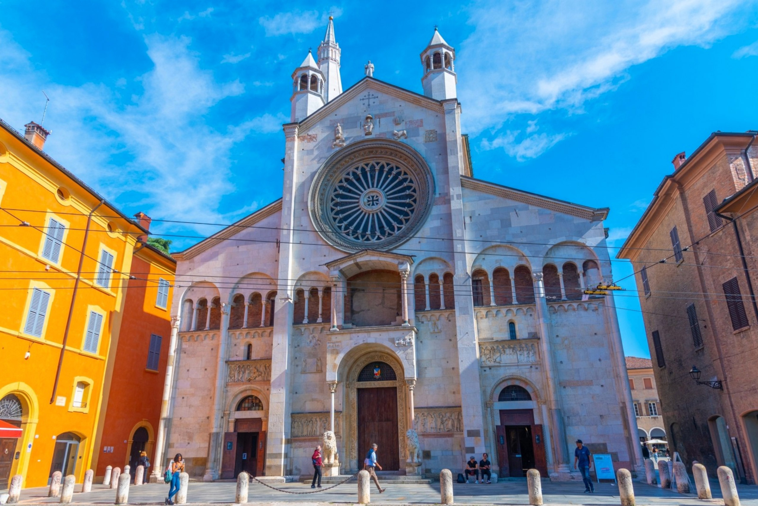 The Albinelli Market and its stalls, to be photographed