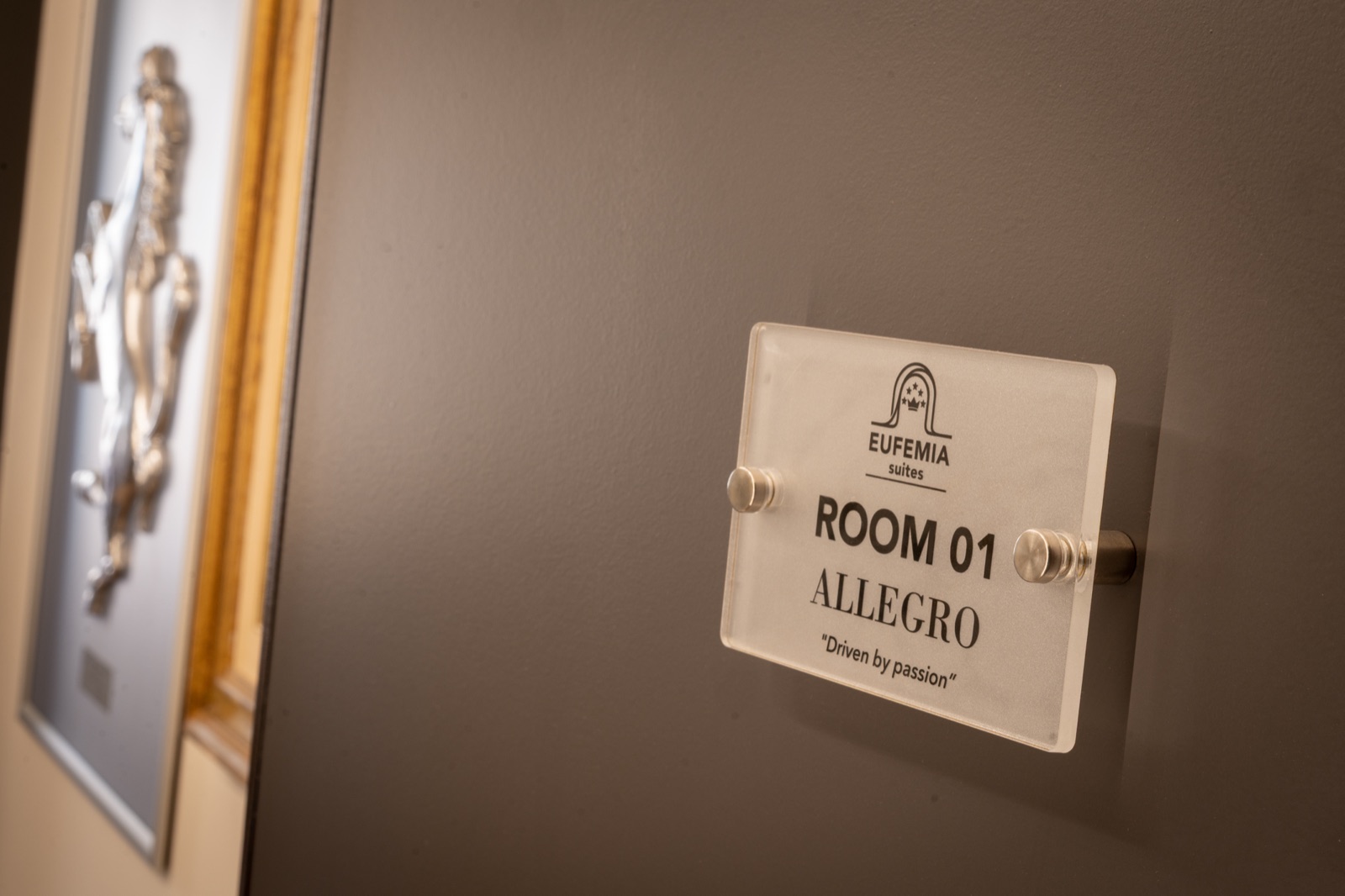 La targhetta della porta: Room 01, Allegro