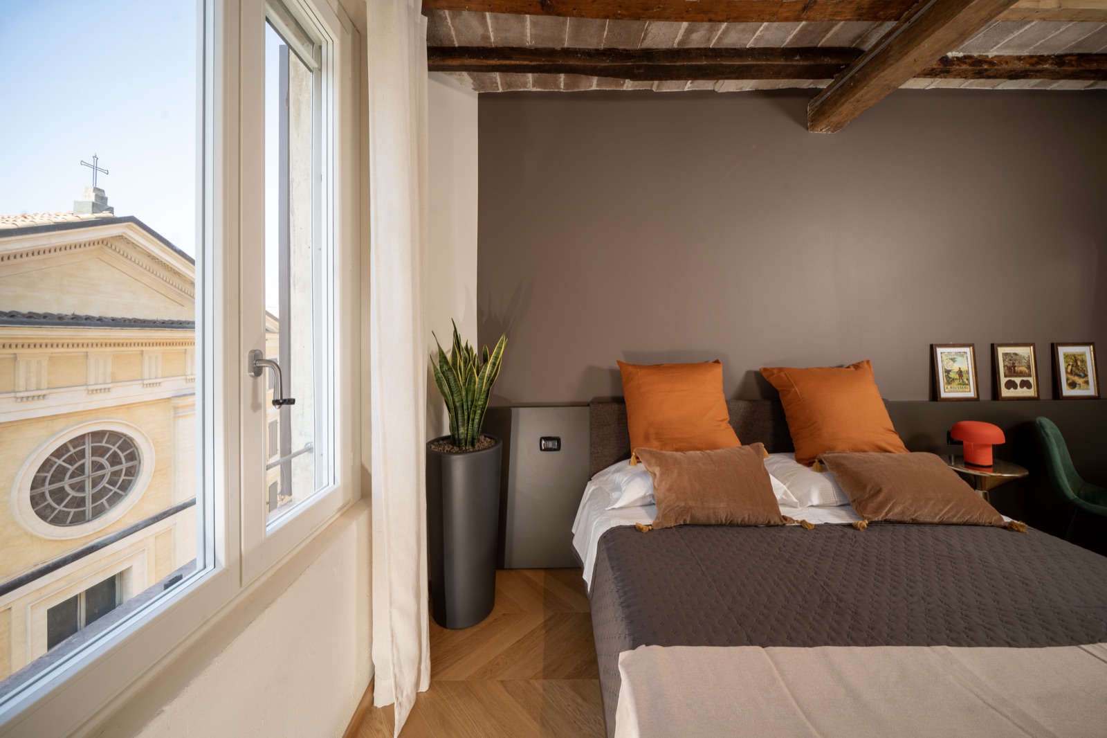 La camera vista dall'ingresso, con le travi restaurate