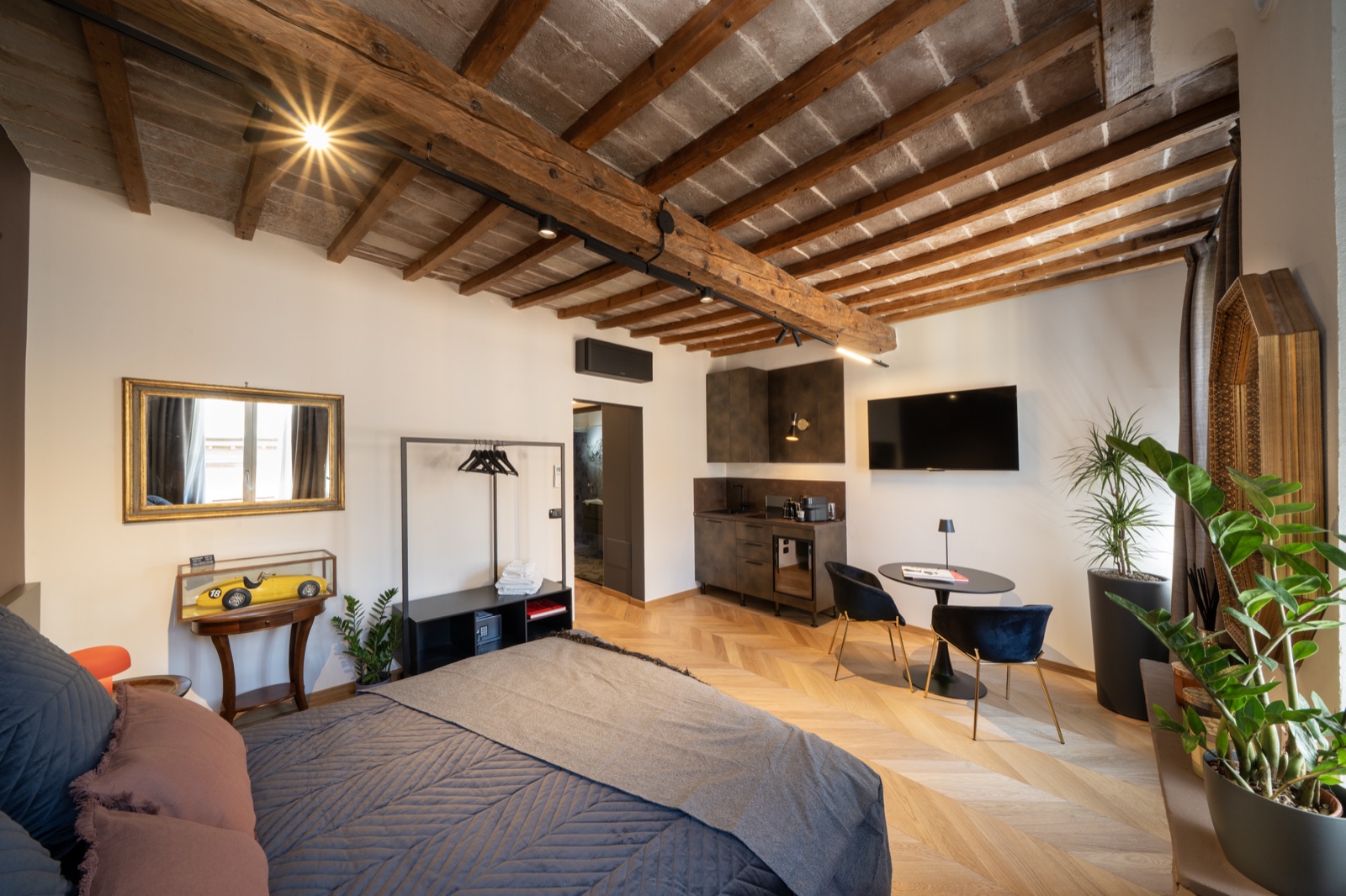 L'angolo cucina e il tavolo tondo visti dal letto