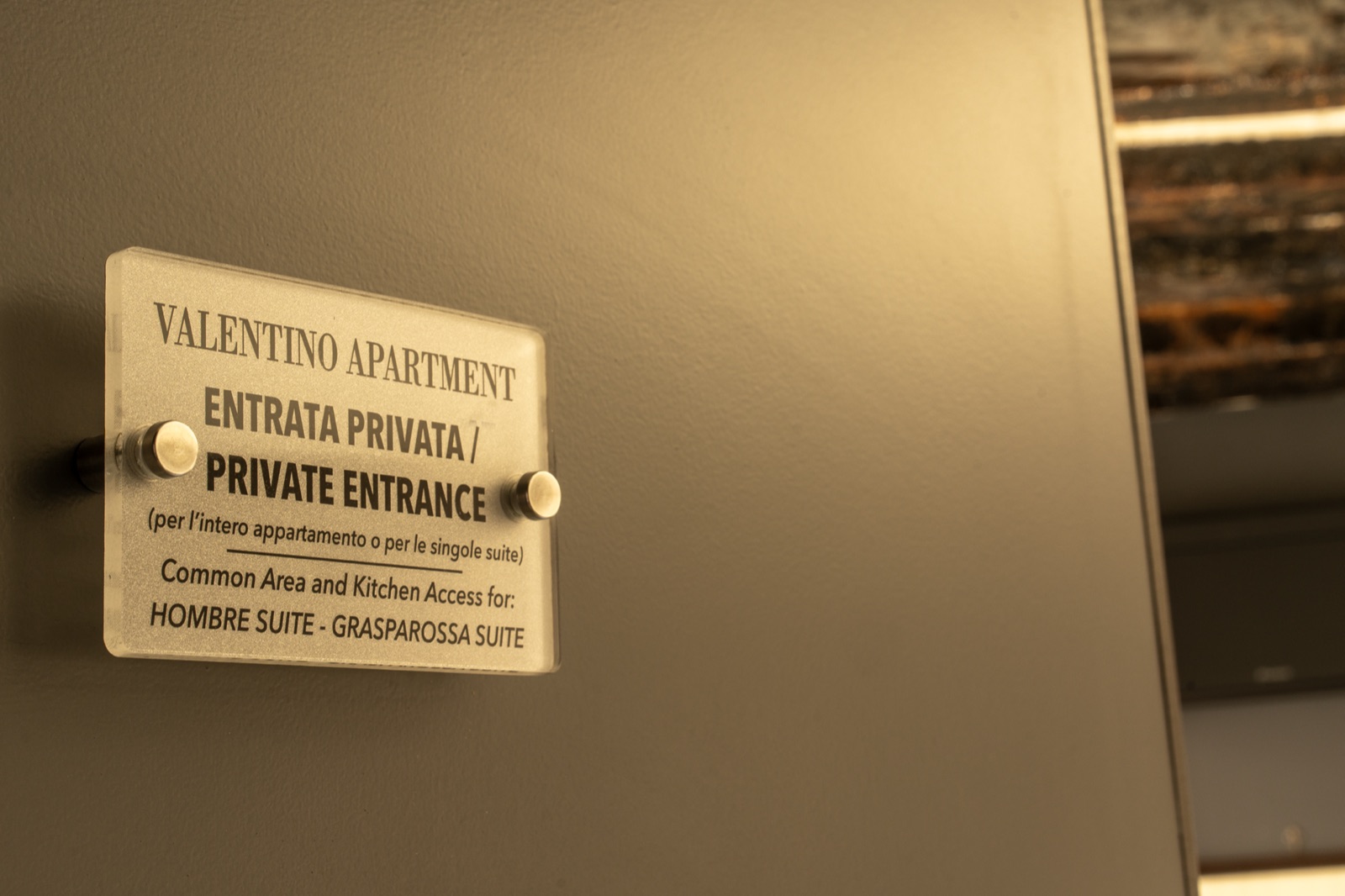 La targhetta con l'ingresso privato dell'appartamento Valentino