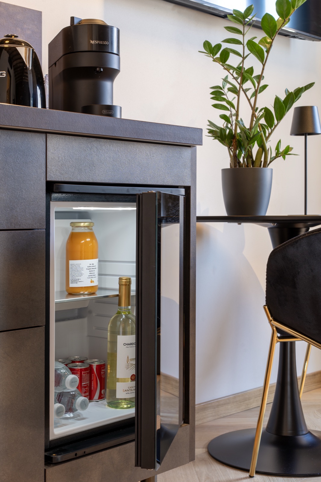 Il frigo bar aperto con il kit di benvenuto e la macchina del caffè