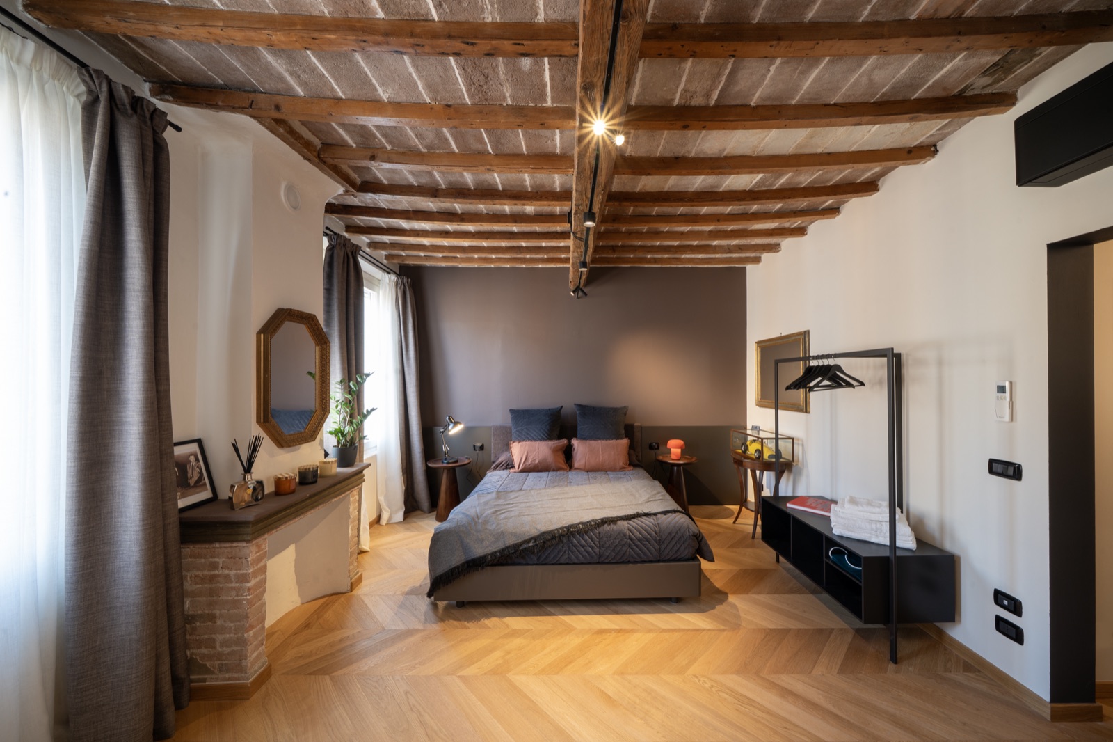 La camera con il letto, lo specchio ottagonale e le travi a vista